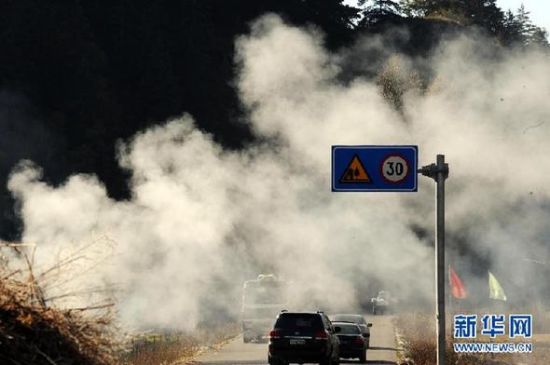 　　10月4日，在青海省互助土族自治縣，農(nóng)民焚燒秸稈致使公路被濃煙籠罩。進(jìn)入金秋收獲季節(jié)，在青海省東部農(nóng)業(yè)區(qū)，當(dāng)?shù)匾恍┺r(nóng)民在田地里焚燒秸稈，產(chǎn)生的濃煙不僅污染環(huán)境，還大大降低了能見(jiàn)度，給交通安全造成隱患。新華社記者 侯德強(qiáng) 攝