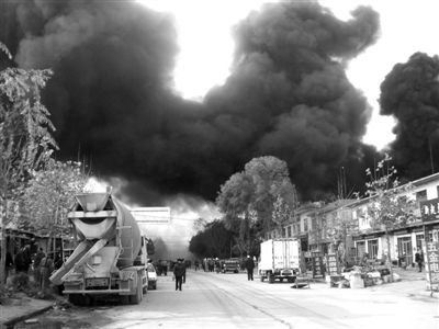 19日14時左右，位于山東新泰的山東聯(lián)合化工股份有限公司發(fā)生一起燃爆事故，事故發(fā)生后，巨大的煙霧遮天蔽日。郭新 攝