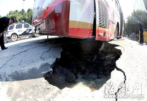 塌陷處地下已被掏空，坑內空洞很大