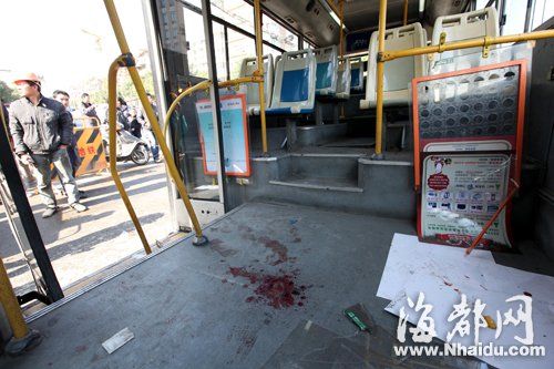 車上乘客不同程度受傷，掛在車上的廣告牌因劇烈震動砸下