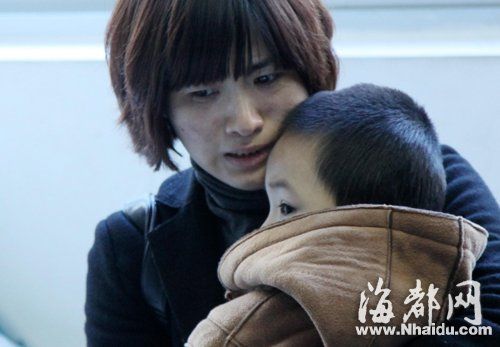 省立醫(yī)院里，這位姓裴的女士抱著驚魂未定的四歲小孩，回憶起剛剛的驚魂一幕，不禁潸然淚下