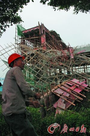 在建的化工廠食堂北面腳手架全部坍塌。