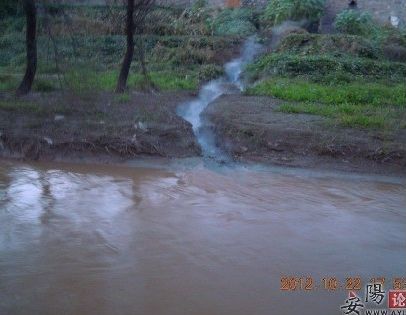 陵陽鎮(zhèn)亞鑫集團(tuán)排出的污水。（圖片來自安陽論壇）