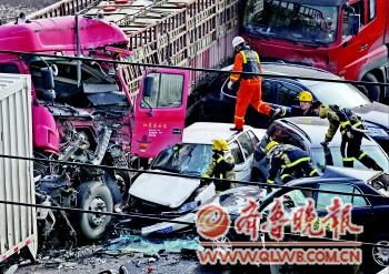 26日中午，消防官兵正在事故現場搜救被困人員?！”緢笥浾?郭建政 攝