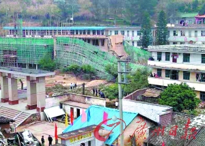 廣東懷集一小學(xué)教學(xué)樓坍塌致2死 6工人被困(組圖)