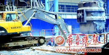 2月20日23時(shí)30分，鞍鋼重型機(jī)械公司鑄鋼廠發(fā)生噴爆事故，這是事故現(xiàn)場(chǎng)。 新華社發(fā)本報(bào)