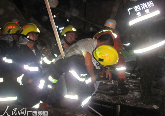 消防官兵將被困群眾送往醫(yī)院治療 消防官兵將被困群眾送往醫(yī)院治療