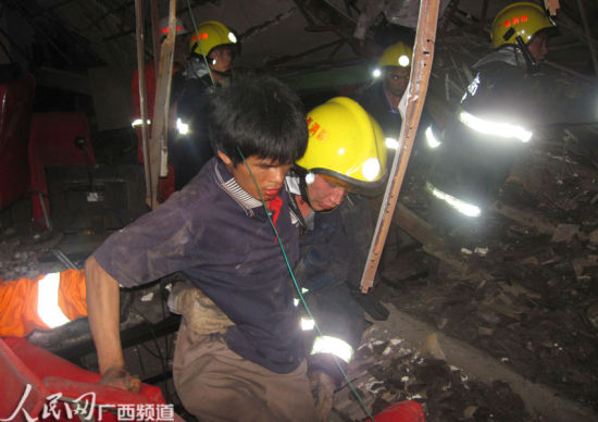 消防官兵成功救出被困群眾 消防官兵成功救出被困群眾