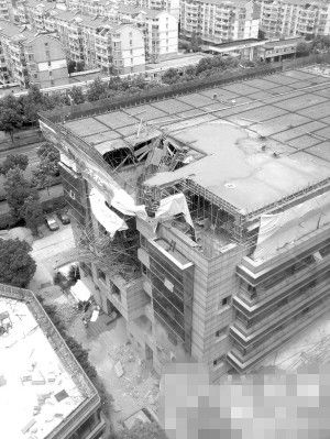 大樓樓頂塌陷現(xiàn)場 春田花花Sunny供圖