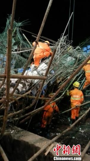 圖為救援人員正在尋找被埋者。 劉金友 攝