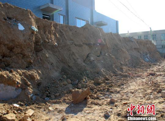 12月29日晚，河北省定州市一建筑工地圍墻倒塌，造成經(jīng)過該路段的祖孫二人被砸身亡。圖為30日上午記者拍攝的事發(fā)現(xiàn)場。 于俊亮 攝