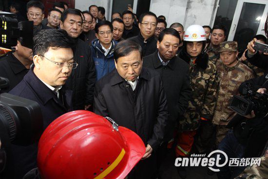 副省長姜峰帶領(lǐng)省內(nèi)有關(guān)部門和救援專家在現(xiàn)場組織指揮救援