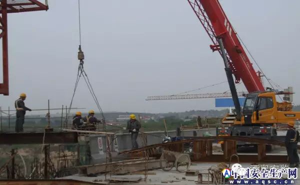 掛籃懸臂澆筑施工現(xiàn)場常見的安全隱患_1