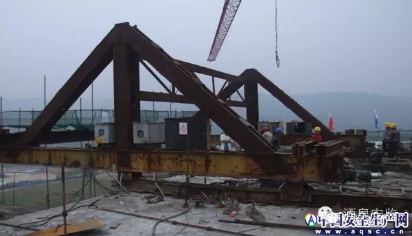 掛籃懸臂澆筑施工現(xiàn)場常見的安全隱患_6