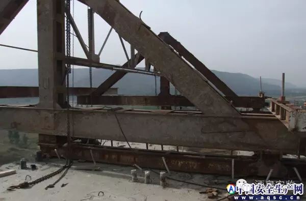 掛籃懸臂澆筑施工現(xiàn)場常見的安全隱患_4