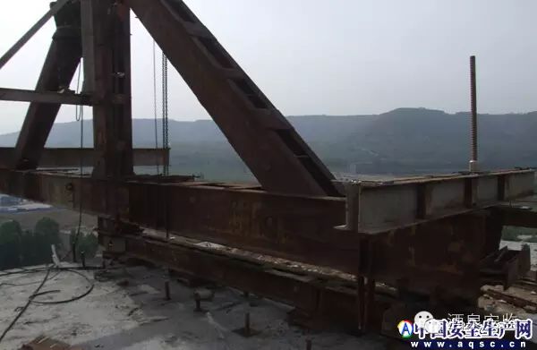 掛籃懸臂澆筑施工現(xiàn)場常見的安全隱患_3