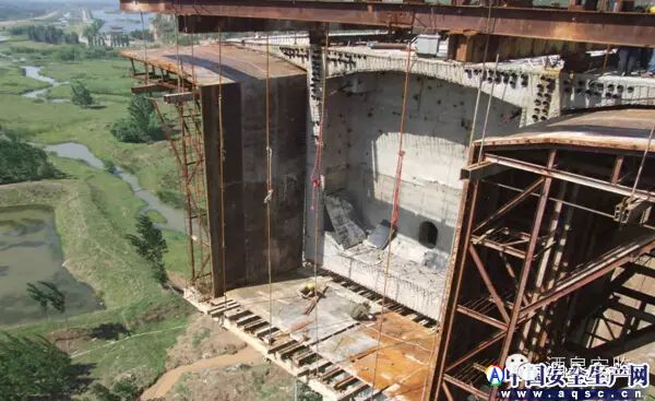 掛籃懸臂澆筑施工現(xiàn)場常見的安全隱患_16