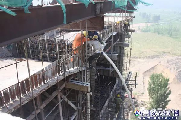 掛籃懸臂澆筑施工現(xiàn)場常見的安全隱患_24