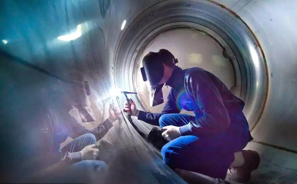 焊工在容器內(nèi)作業(yè)時(shí)，借用氧氣置換而引發(fā)火災(zāi)