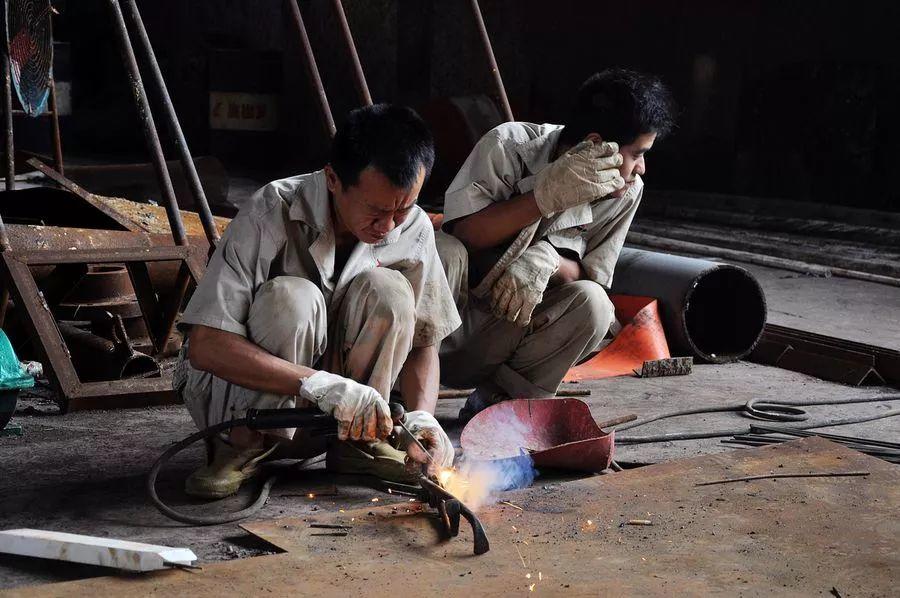 接線板燒損，焊機(jī)外殼帶電造成電擊事故