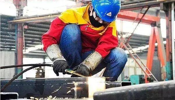 更換焊條時(shí)用手觸碰焊鉗口，遭遇電擊