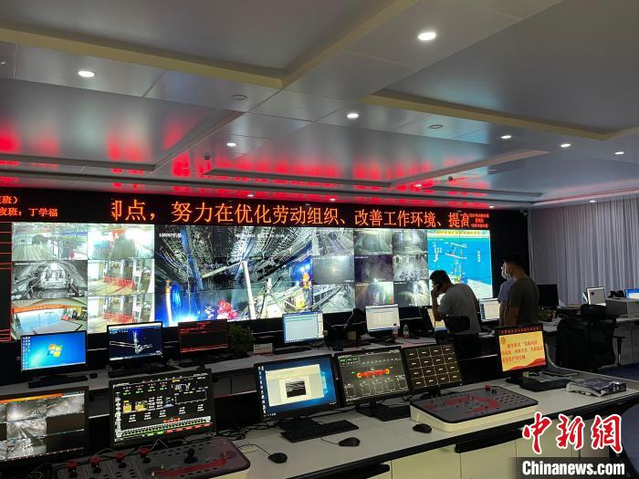 清水營煤礦指揮中心監(jiān)控大屏上實時傳回救援畫面?！±钆迳?攝