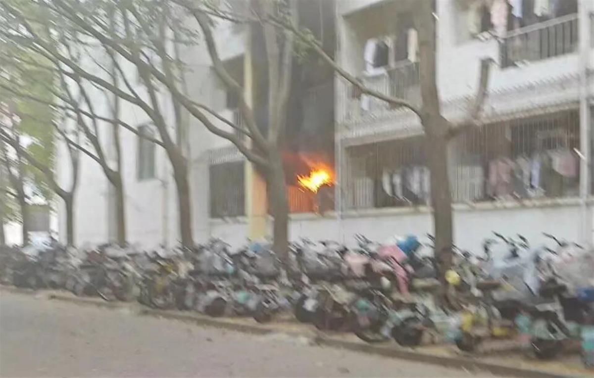 宿舍起火還要刷臉撤離，保障安全不能本末倒置