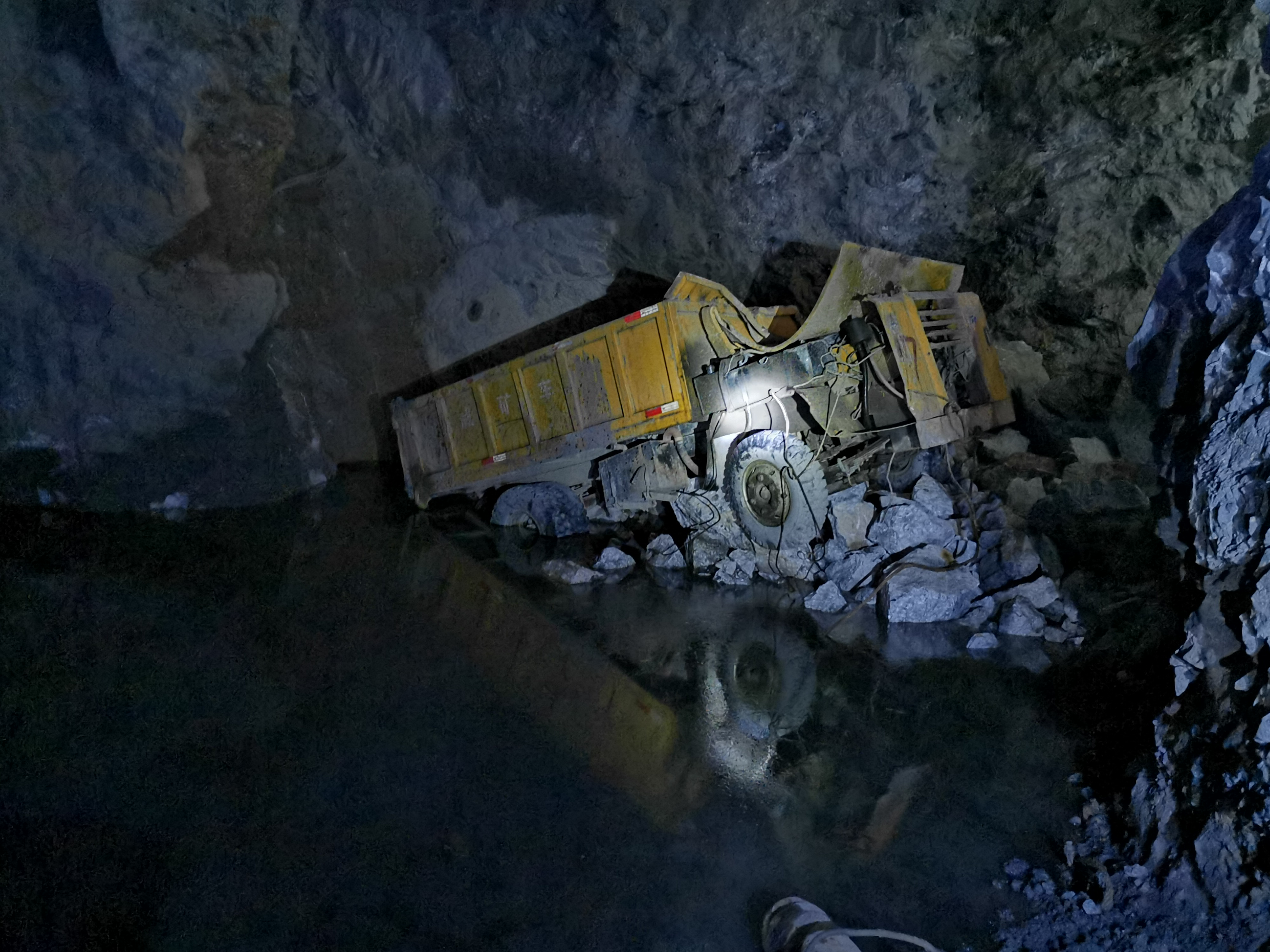 象州紅林礦業(yè)有限責(zé)任公司水晶鄉(xiāng)龍團(tuán)那桃?guī)X重晶石礦“10.26”事故調(diào)查報(bào)告