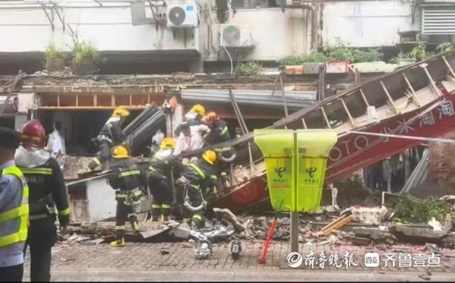 上海一商業(yè)街門(mén)頭連片坍塌 突發(fā)事故現(xiàn)場(chǎng)救援