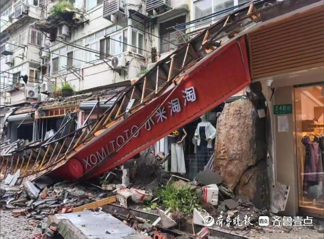 上海一商業(yè)街門(mén)頭連片坍塌