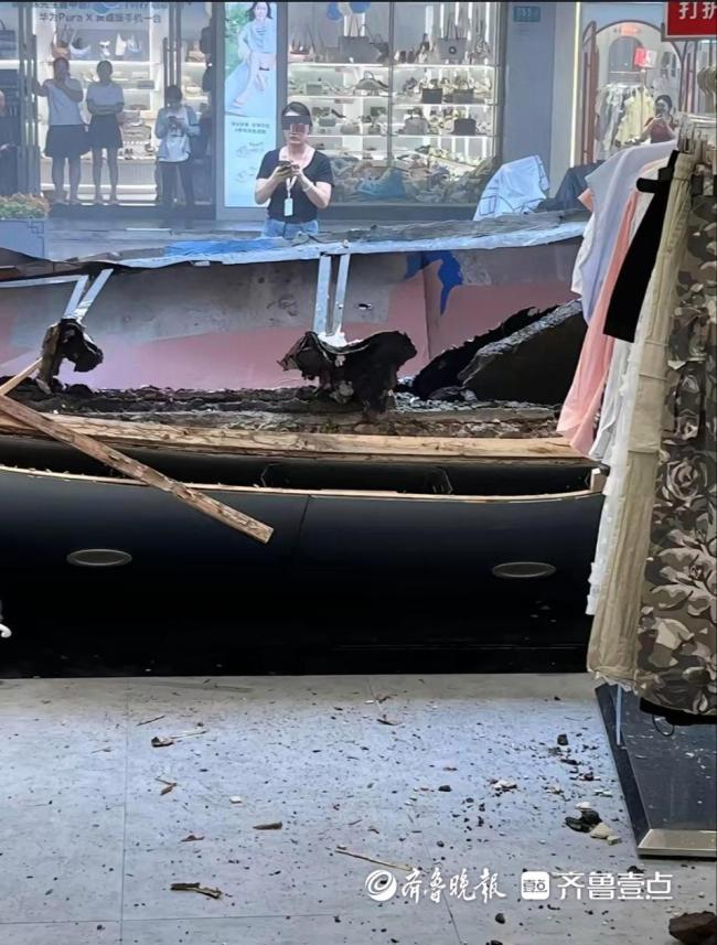 上海一商業(yè)街門(mén)頭連片坍塌 突發(fā)事故現(xiàn)場(chǎng)救援