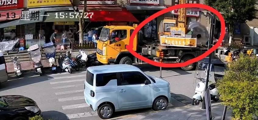 貴州貴陽一吊車吊裝物脫落 砸傷3人