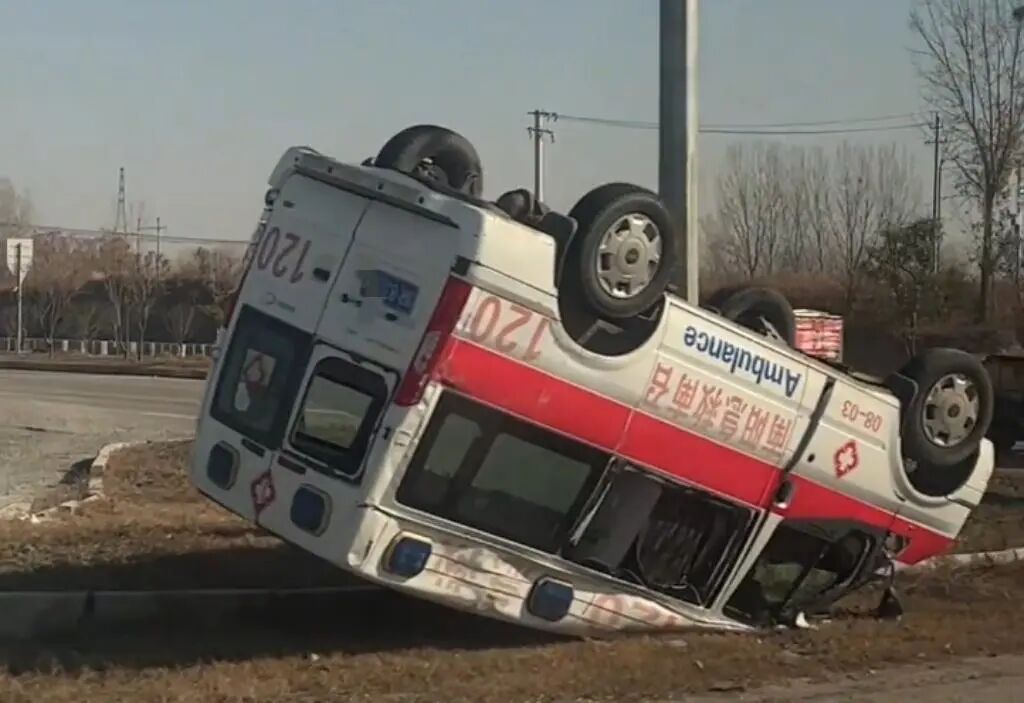 河南南召縣一急救車出事故翻覆 致1傷