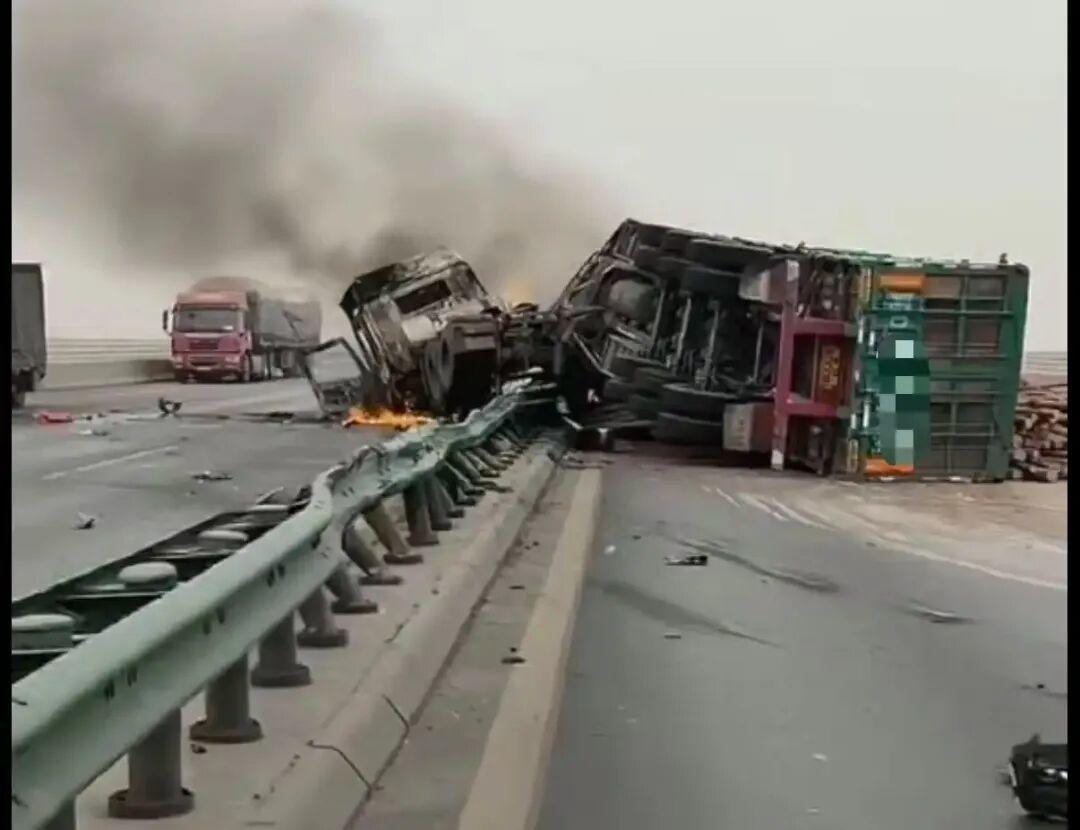 遼寧盤錦遼河口紅海灘大橋發(fā)生一起交通事故