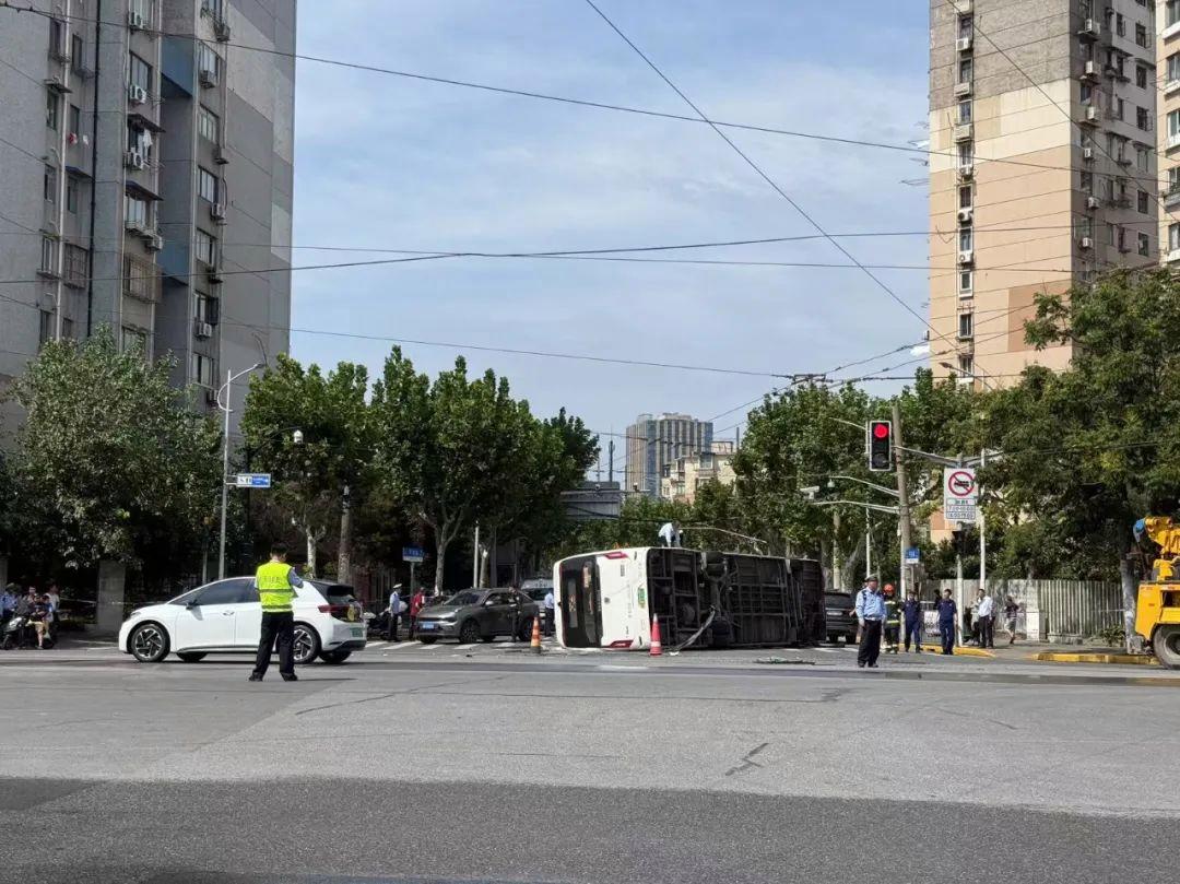 上海一公交車和土方車相撞發(fā)生側(cè)翻
