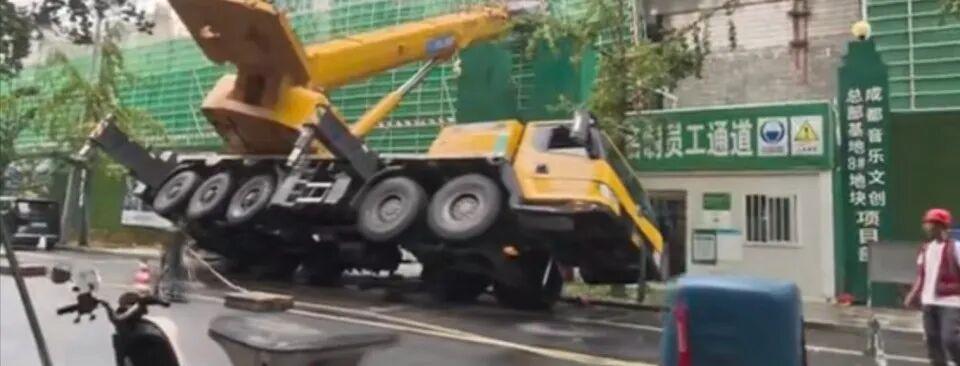 成都一工地吊車機(jī)械臂傾倒