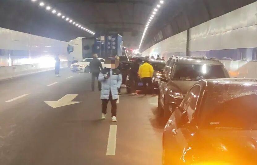 G40滬陜高速長(zhǎng)江隧道發(fā)生多車(chē)追尾事故 致16車(chē)受損