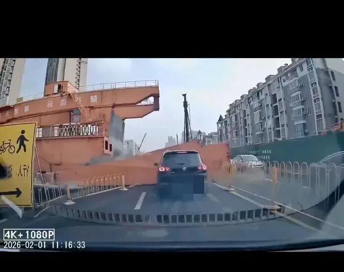 武漢發(fā)生龍門(mén)吊倒塌事故 致1死1傷