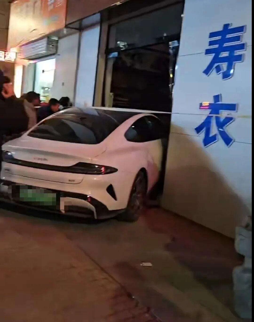 山西長(zhǎng)治一輛汽車(chē)沖進(jìn)壽衣店
