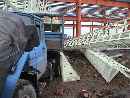 旁觀司機(jī)命喪車旁