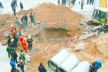 鄭州樓盤(pán)工地發(fā)生塌方2人被埋喪生(組圖)