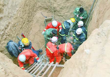 鄭州樓盤(pán)工地發(fā)生塌方2人被埋喪生(組圖)