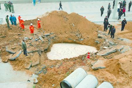 鄭州樓盤(pán)工地發(fā)生塌方2人被埋喪生(組圖)