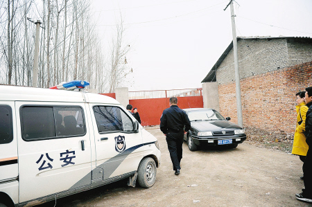 警方趕至現(xiàn)場調(diào)查。(記者 翟小雪/攝)