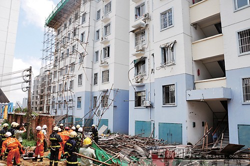 南寧一學(xué)校宿舍樓腳手架突倒塌 3名女工從7樓墜落