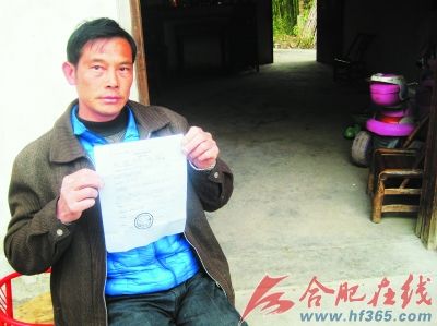 羅家平拿著他的“疑似塵肺”病歷，輕飄飄的一張紙似有千斤重。